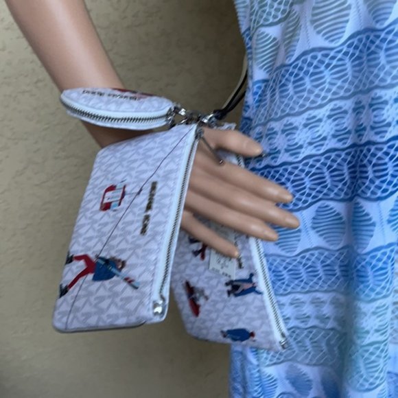 Michael Kors Jet Set Girls Wristlet Trio - Picture 3 of 16